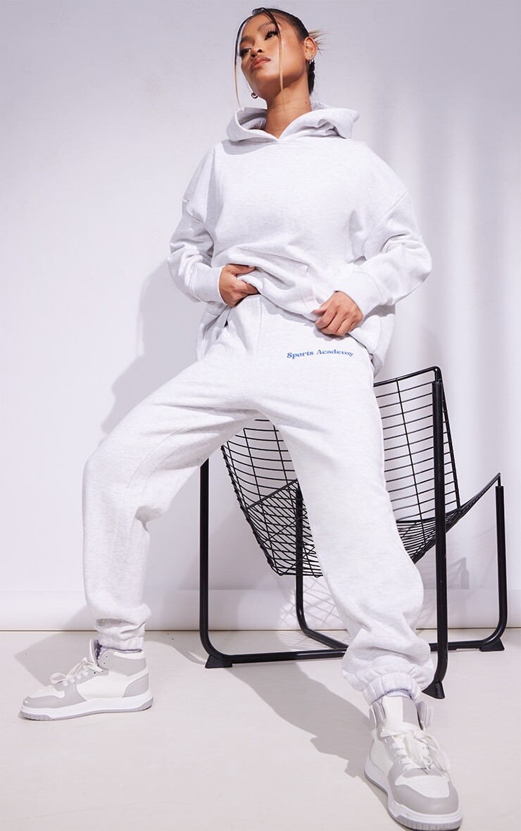 PrettyLittleThing Объемные джоггеры с пышным принтом премиального цвета Heather Grey Sports Academy
PrettyLittleThing Объемные джоггеры с пышным принтом премиального цвета Heather Grey Sports Academy