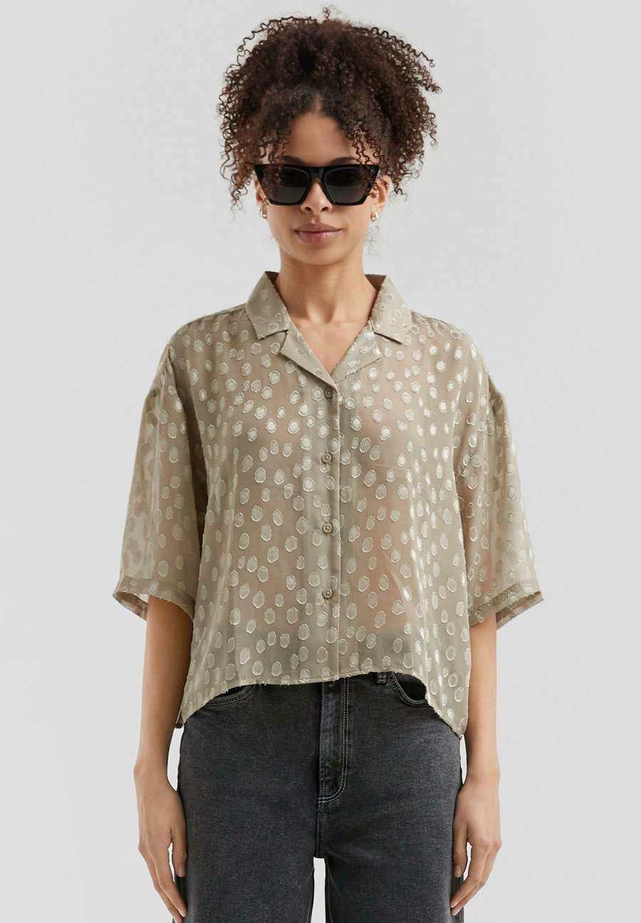 Блуза QS Button-down blouse, Helles Olivgrün/Dark Green
Блуза QS Button-down blouse, Helles Olivgrün/Dark Green
