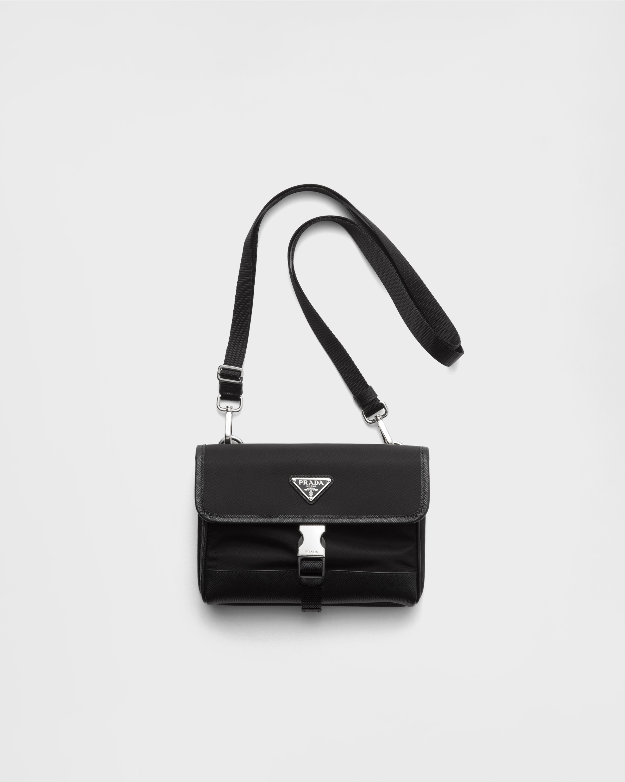 Чехол для смартфона из переработанного нейлона и кожи сафьяно Prada, черный
Чехол для смартфона из переработанного нейлона и кожи сафьяно Prada, черный