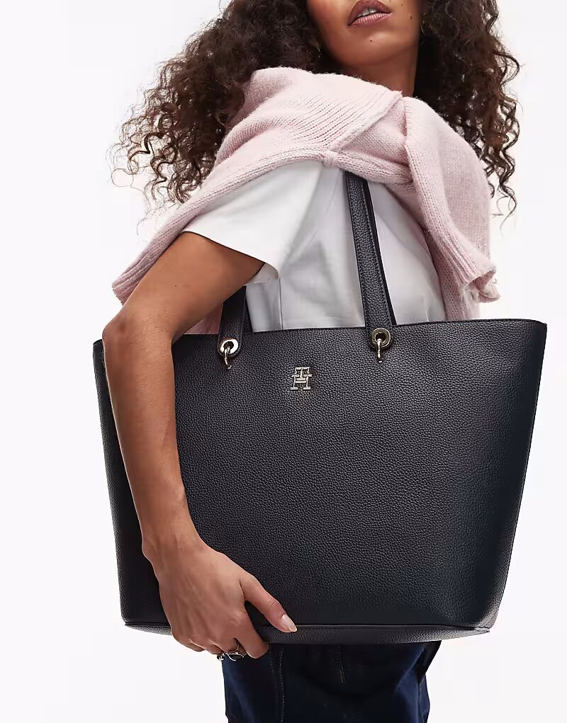 Сумка-шоппер с эмблемой TH темно-синего цвета Tommy Hilfiger
Сумка-шоппер с эмблемой TH темно-синего цвета Tommy Hilfiger