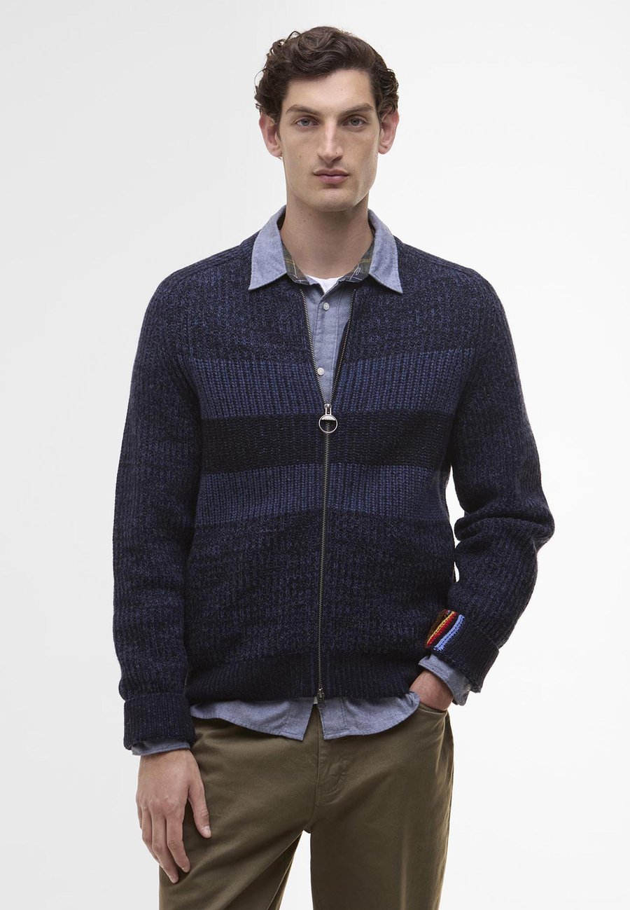 Кардиган Barbour PAUL SMITH LOVES BARBOUR KNITTED BOMBER JACKET, Navy/Dark Blue
Кардиган Barbour PAUL SMITH LOVES BARBOUR KNITTED BOMBER JACKET, Navy/Dark Blue
