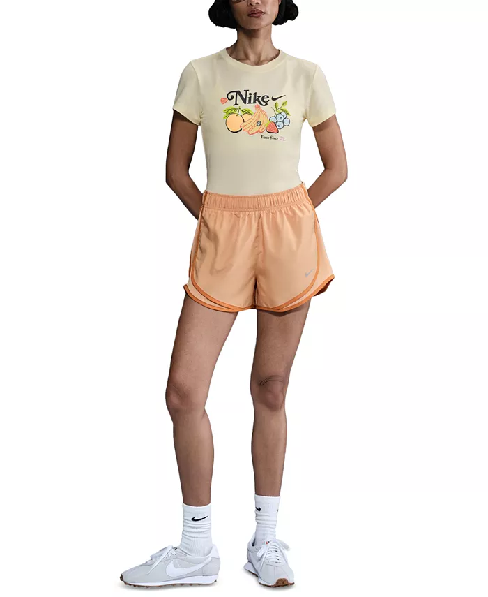 Женская графическая укороченная облегающая футболка с круглым вырезом Nike, белый
Женская графическая укороченная облегающая футболка с круглым вырезом Nike, белый