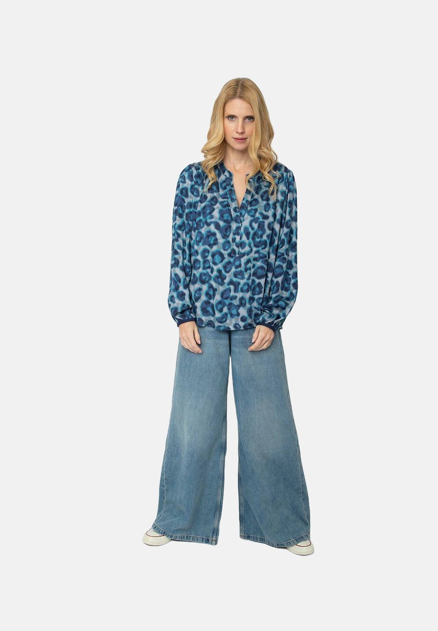 Блуза Emily van den Bergh Blouse, Silver Aqua Leo/Blue
Блуза Emily van den Bergh Blouse, Silver Aqua Leo/Blue