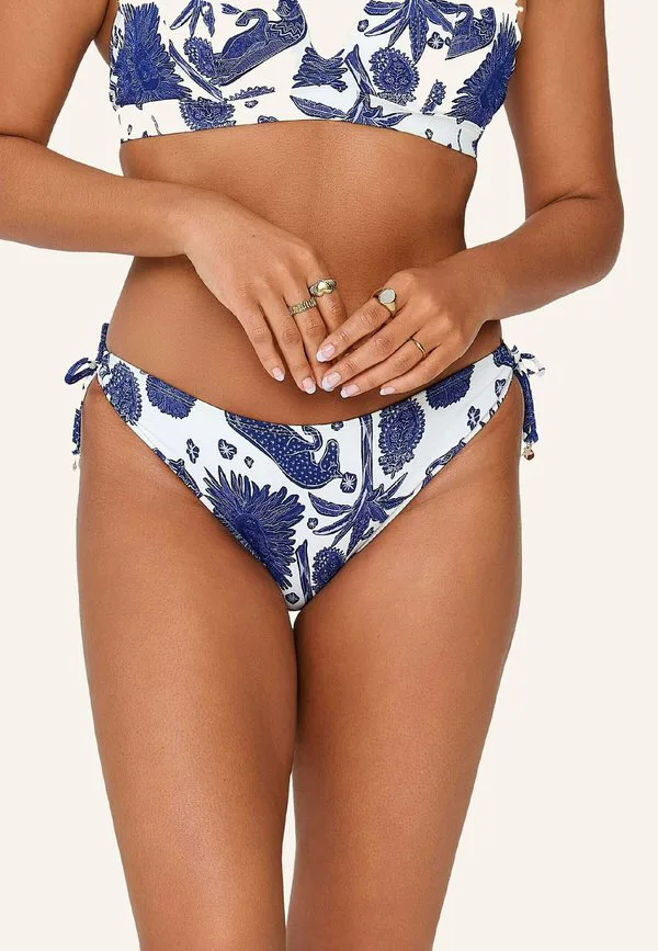 Mit schnur bikini bottoms Lingadore, Blue White Print, Белый, Mit schnur bikini bottoms Lingadore, Blue White Print
Mit schnur bikini bottoms Lingadore, Blue White Print, Белый, Mit schnur bikini bottoms Lingadore, Blue White Print