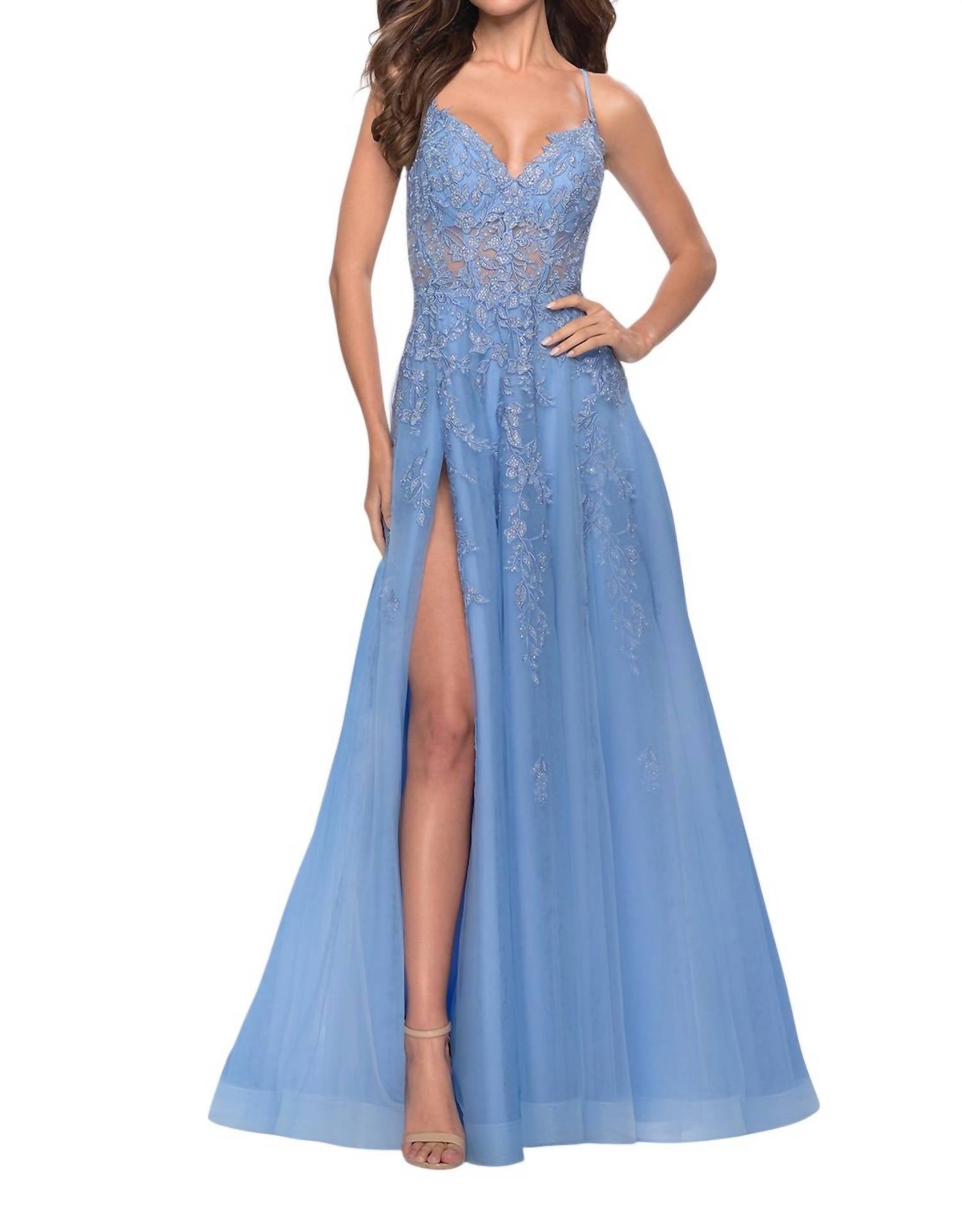 Полупрозрачное А-силуэтное выпускное платье в нежно-голубом цвете La Femme
Полупрозрачное А-силуэтное выпускное платье в нежно-голубом цвете La Femme