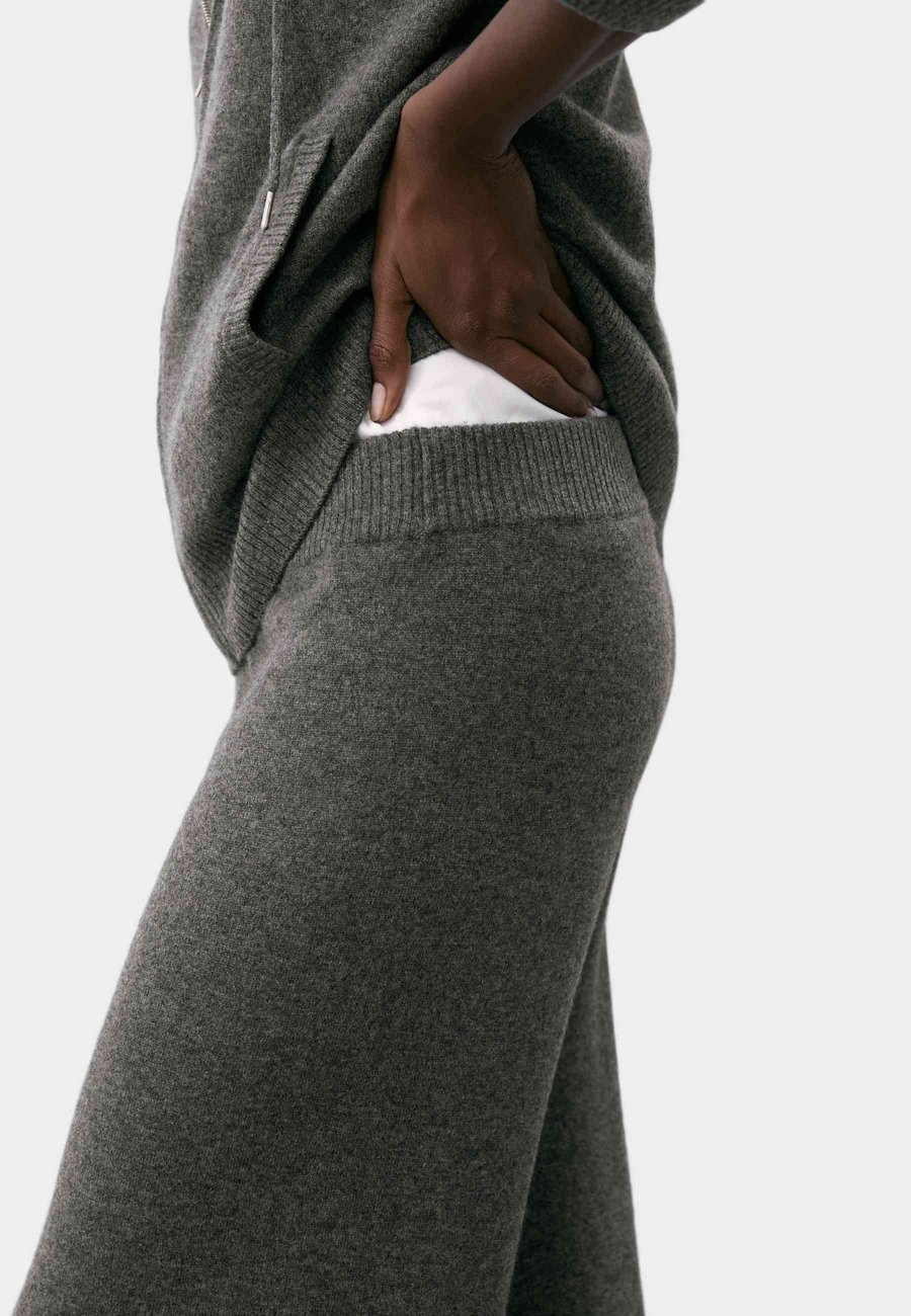 Брюки Marks & Spencer PURE WIDE, Dark Grey
Брюки Marks & Spencer PURE WIDE, Dark Grey