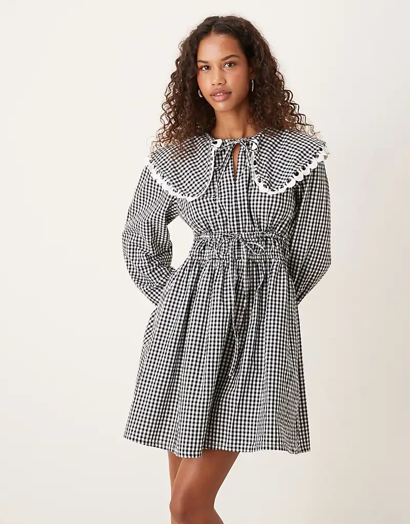 Мини-платье YAS с воротником и завязкой в черно-белую клетку
Мини-платье YAS с воротником и завязкой в черно-белую клетку