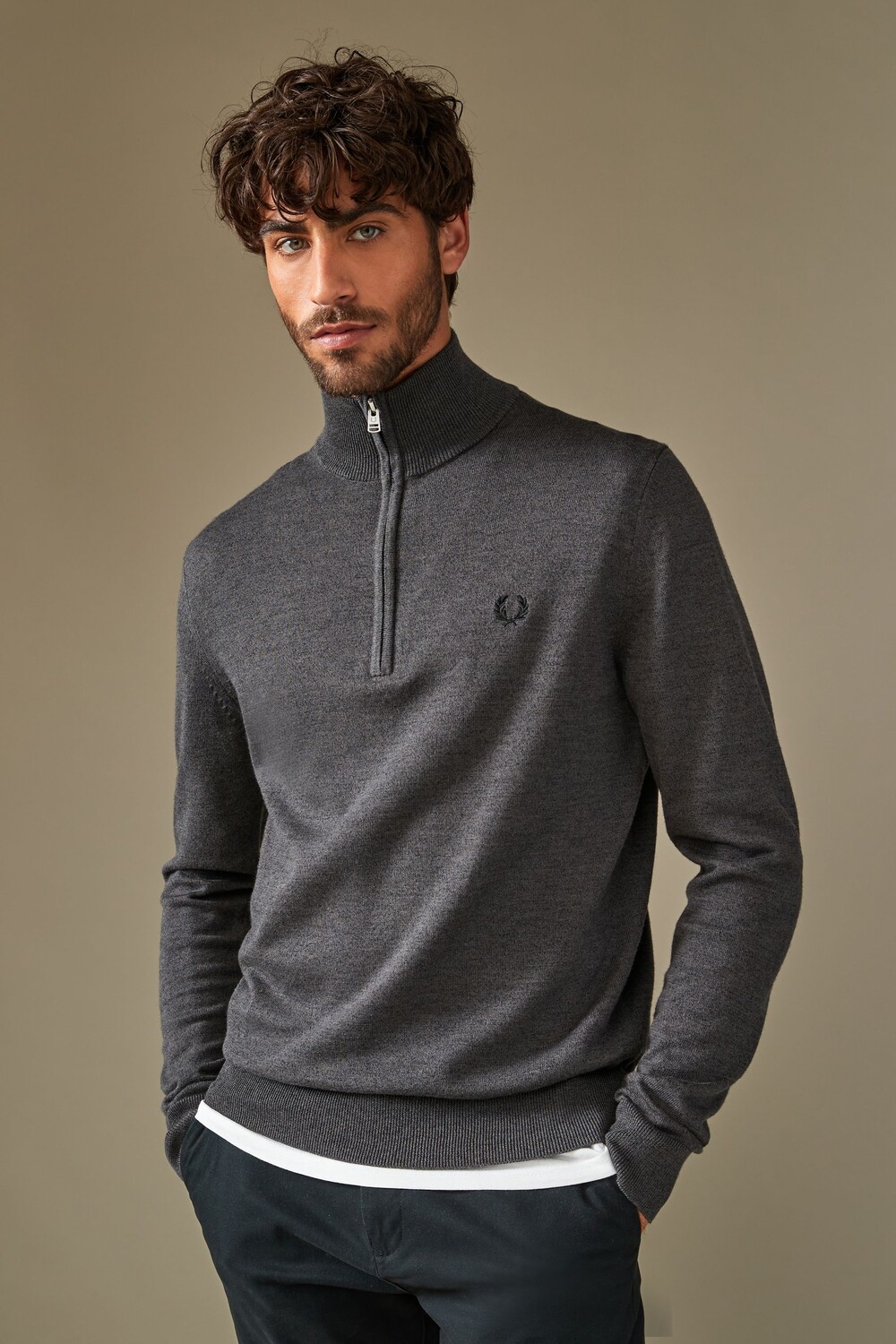 Классический трикотажный джемпер с застежкой молнией на половину длины Fred Perry, серый
Классический трикотажный джемпер с застежкой молнией на половину длины Fred Perry, серый
