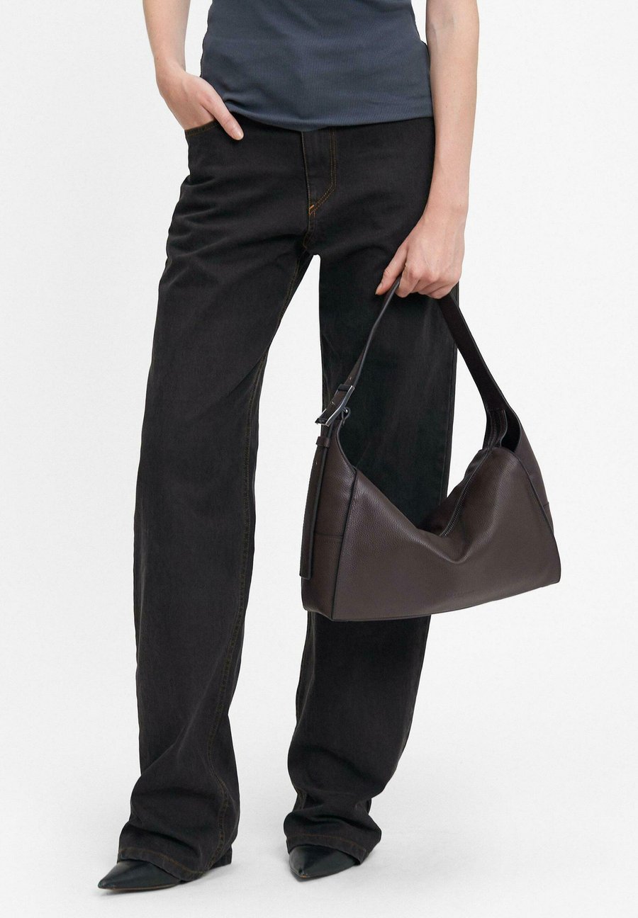 Сумка Liebeskind Berlin LOU HOBO , Mokka/Dark Brown
Сумка Liebeskind Berlin LOU HOBO , Mokka/Dark Brown
