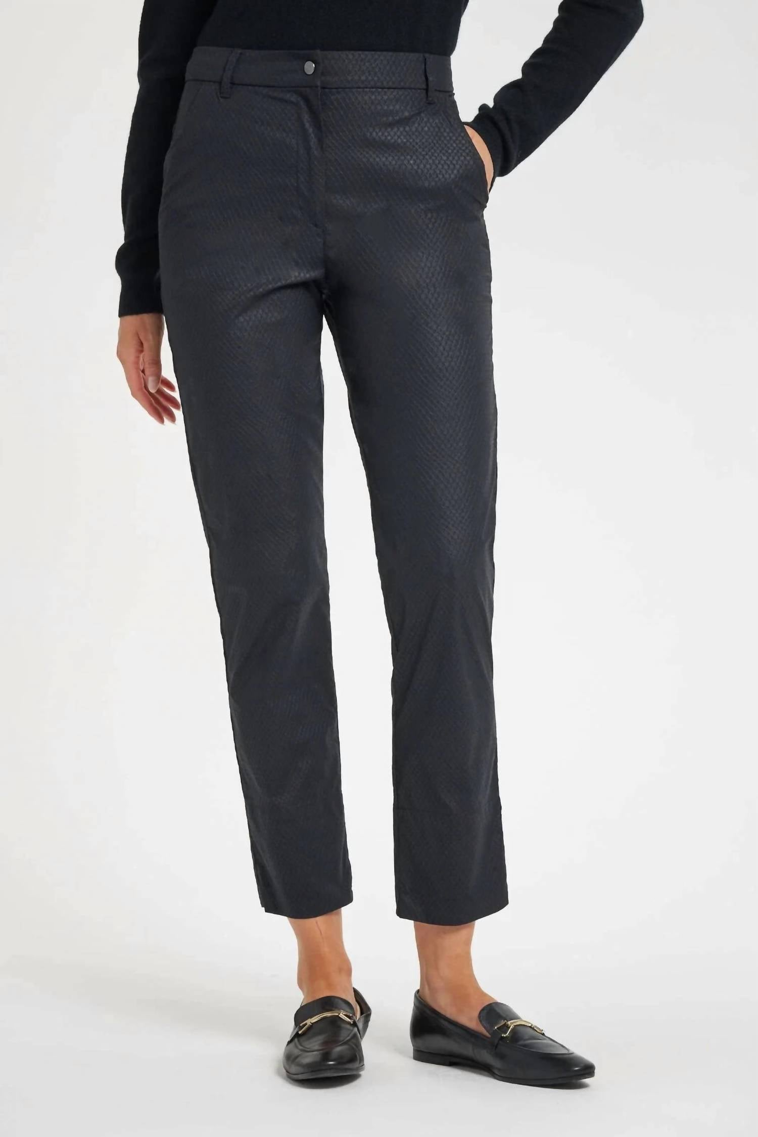 Брюки Gemma с тиснением под кожу змеи в черном цвете Anatomie
Брюки Gemma с тиснением под кожу змеи в черном цвете Anatomie