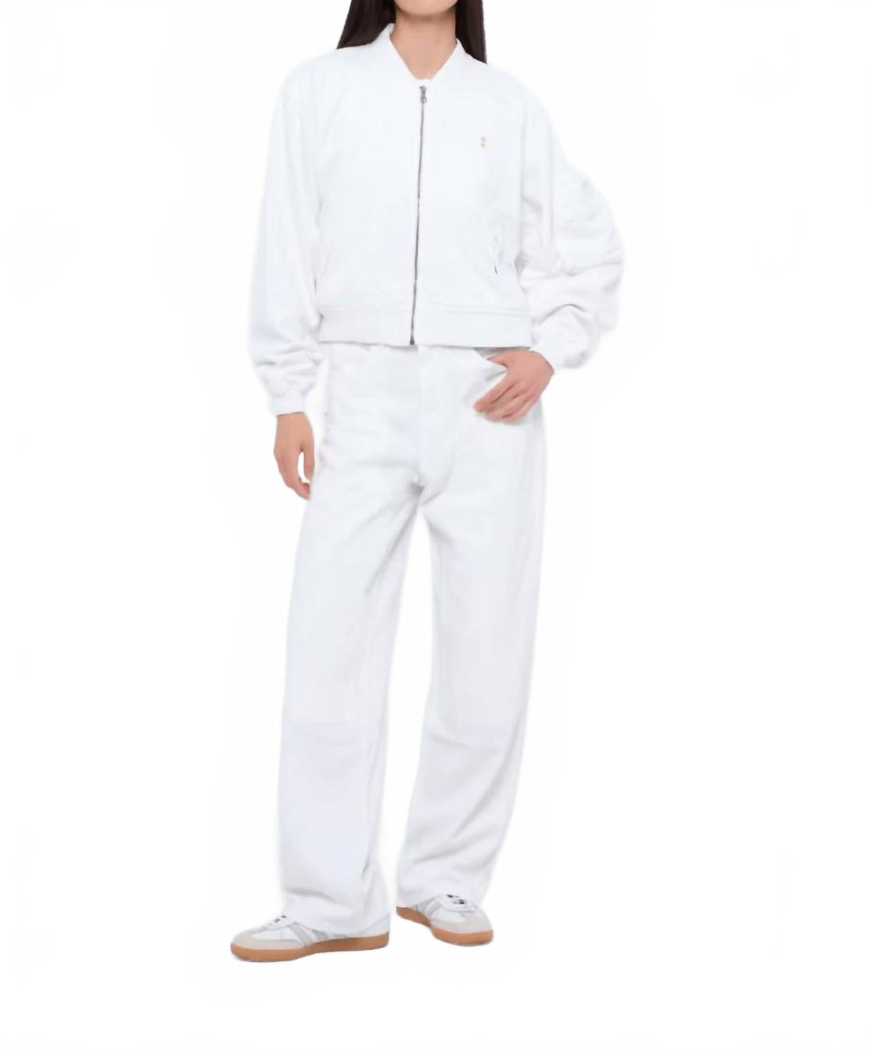 Айви Бомбер в белом Icon Denim LA
Айви Бомбер в белом Icon Denim LA