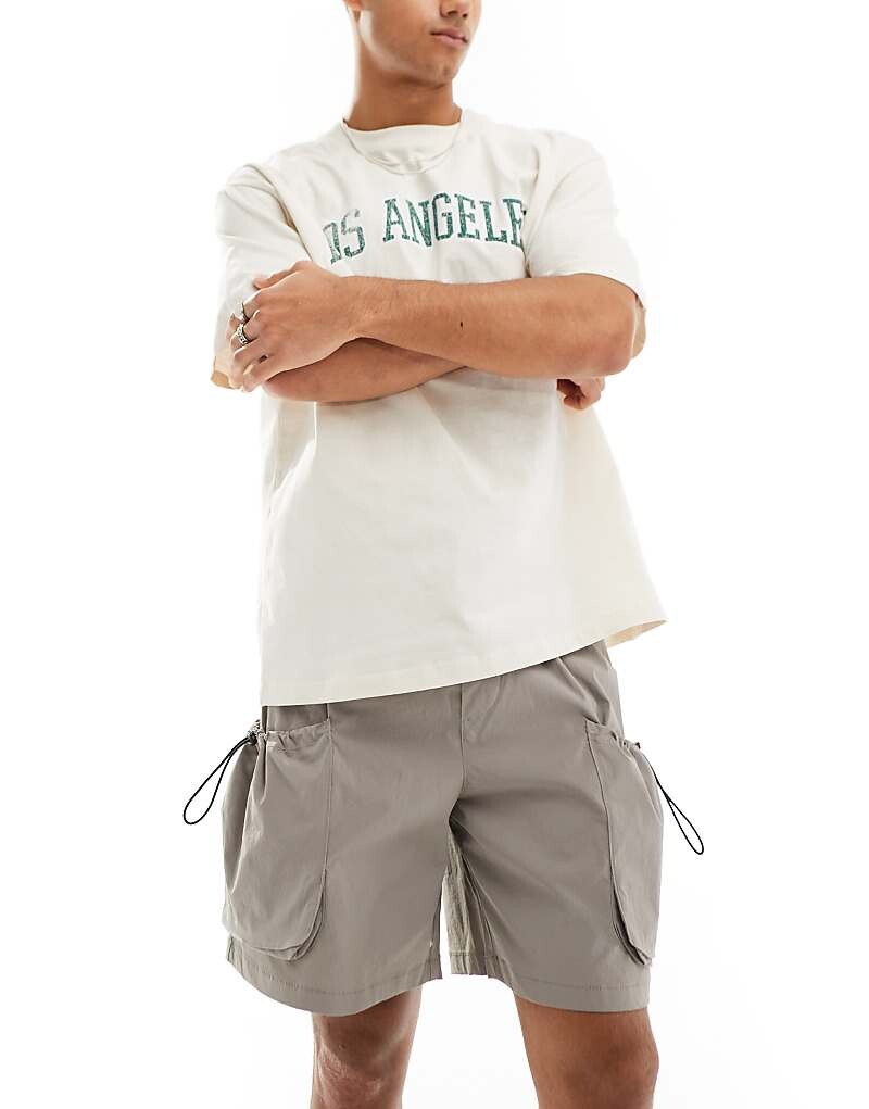 Бежевые шорты технического карго ADPT
Бежевые шорты технического карго ADPT