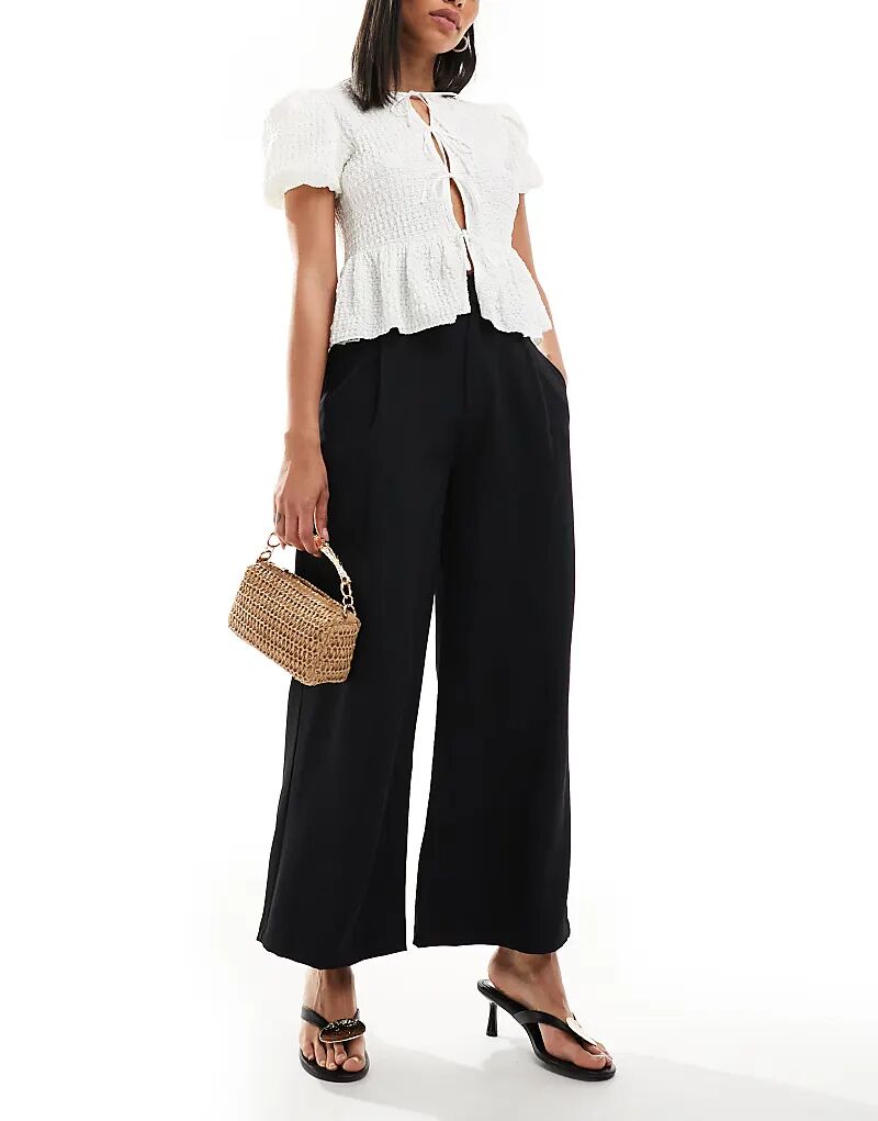 Элегантные кюлоты Stradivarius с вытачками черного цвета
Элегантные кюлоты Stradivarius с вытачками черного цвета