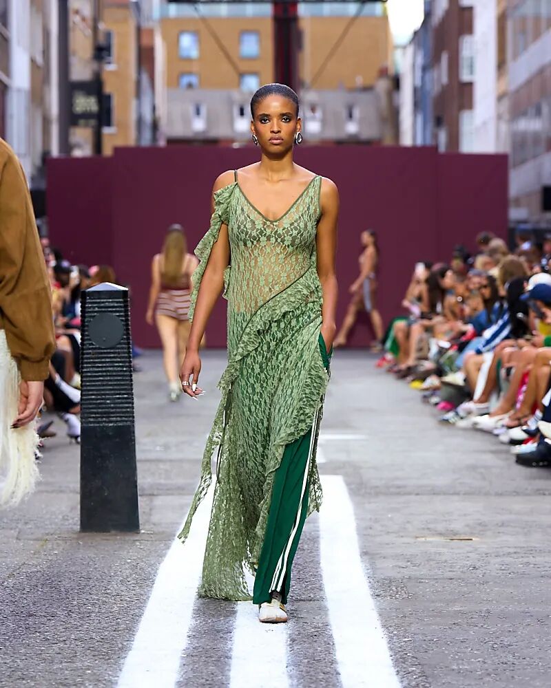 Асимметричное полупрозрачное кружевное платье макси ASOS DESIGN с рваными деталями и открытыми швами цвета хаки