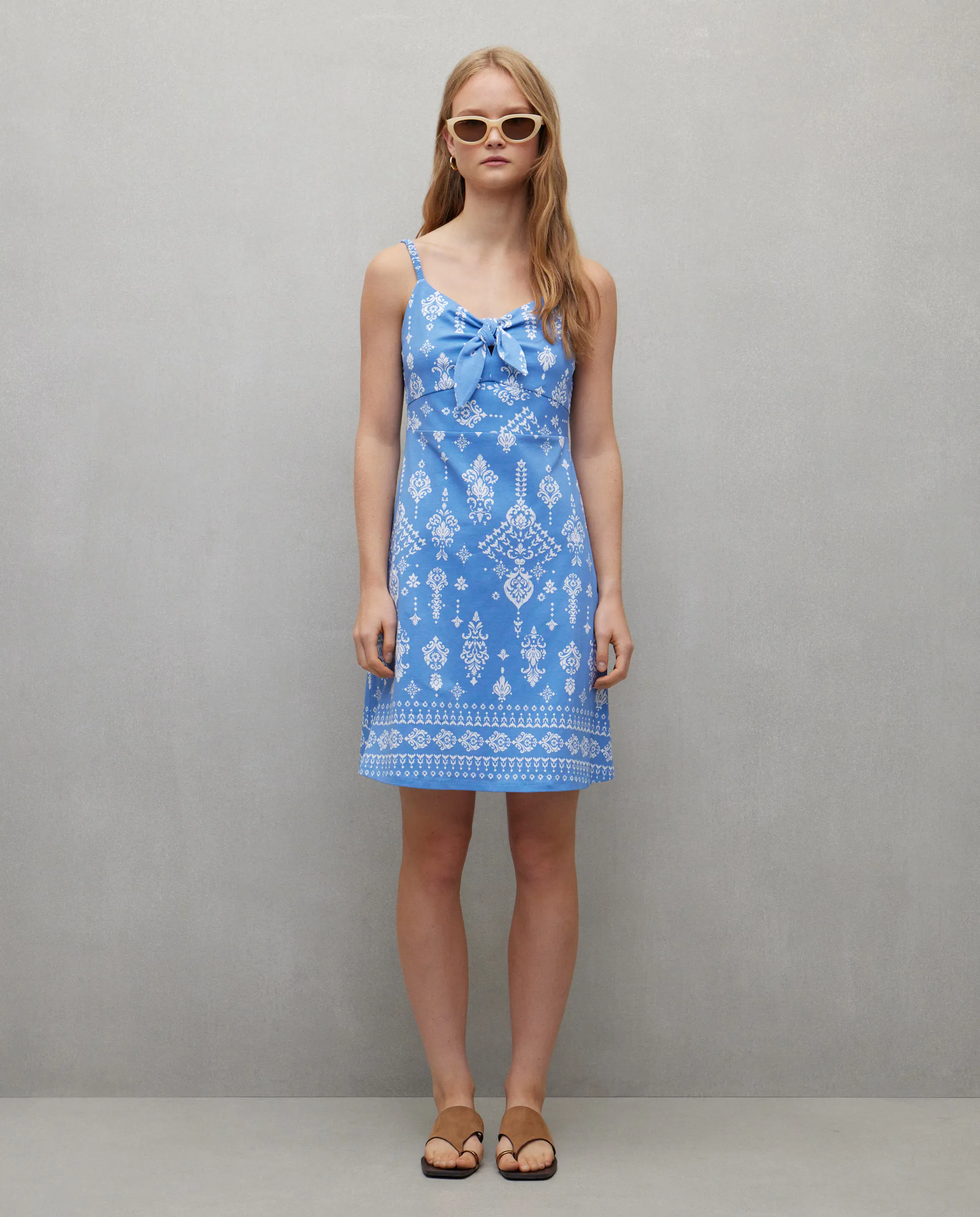 Короткое платье на бретелях с узлом Easy Wear, синий
Короткое платье на бретелях с узлом Easy Wear, синий