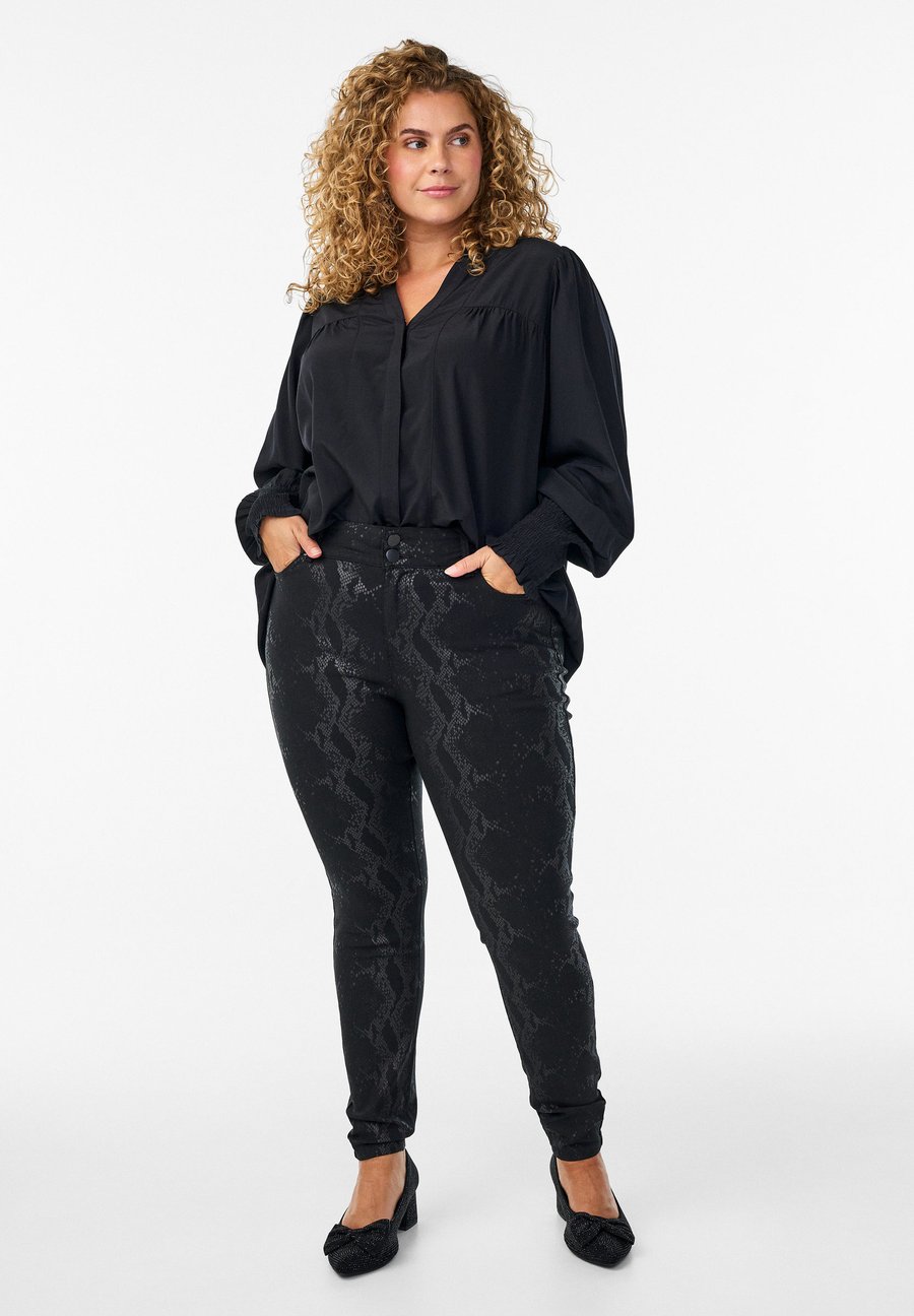 Брюки Zizzi SLIM-FIT MIT SCHLANGENMUSTER, Black Snake/Black
Брюки Zizzi SLIM-FIT MIT SCHLANGENMUSTER, Black Snake/Black
