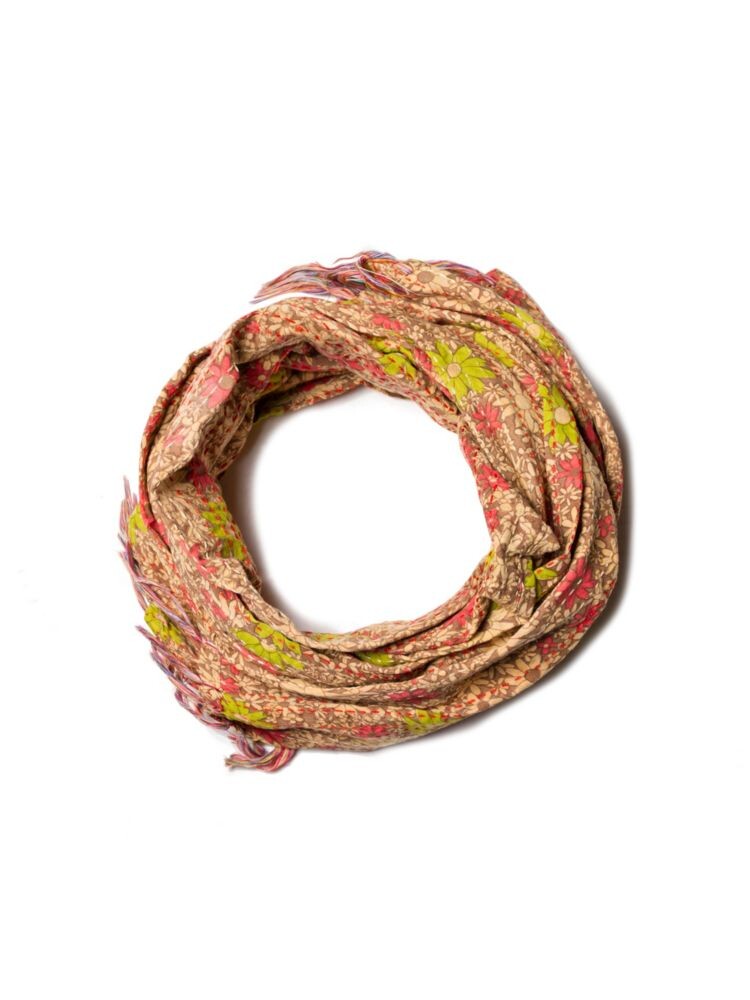 Шарф ручной работы с цветочной вышивкой Kantha Taj Hotel, цвет Beige Multi
Шарф ручной работы с цветочной вышивкой Kantha Taj Hotel, цвет Beige Multi