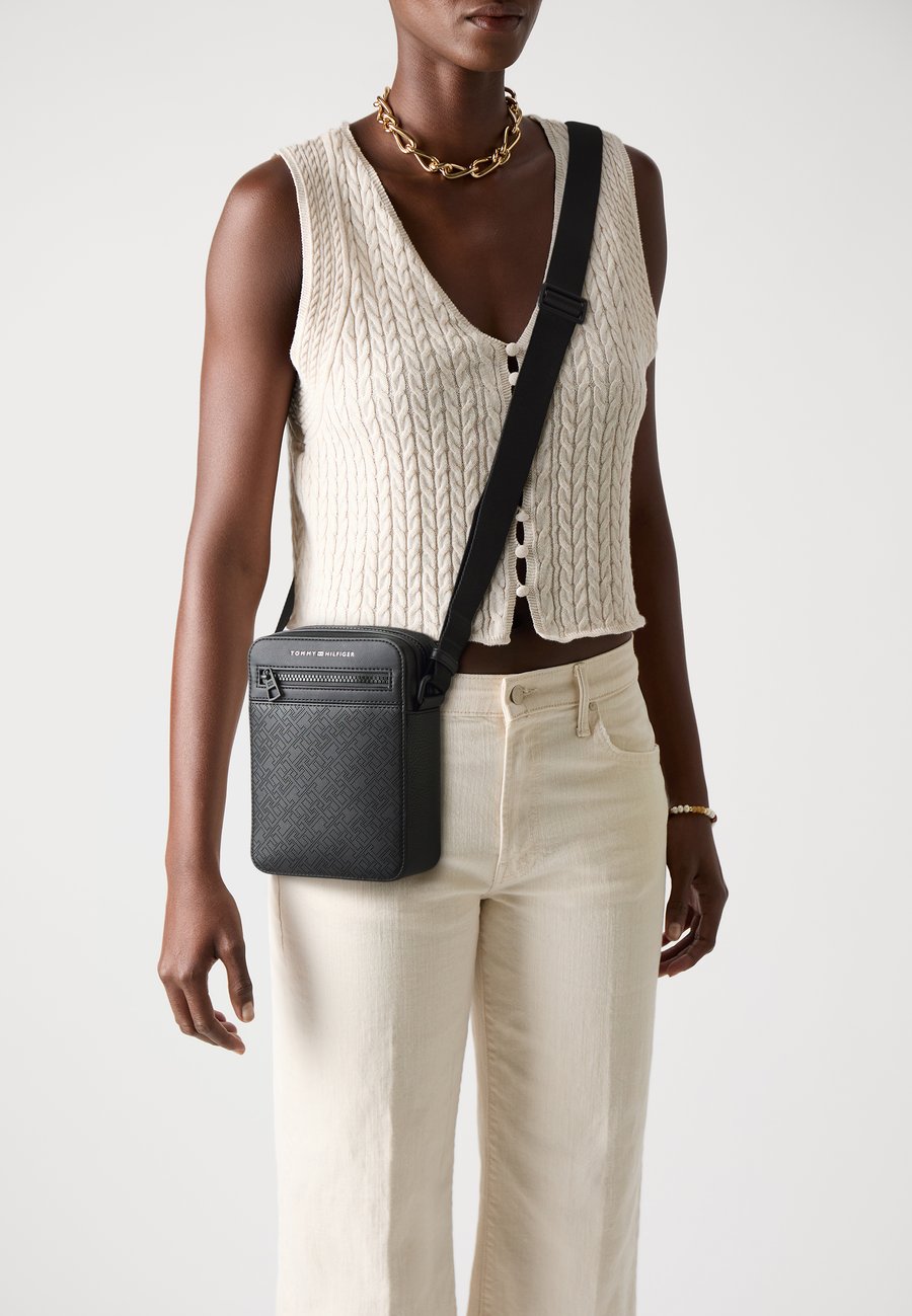 Сумка кросс-боди Tommy Hilfiger MONOGRAM MINI REPORTER UNISEX, Black
Сумка кросс-боди Tommy Hilfiger MONOGRAM MINI REPORTER UNISEX, Black