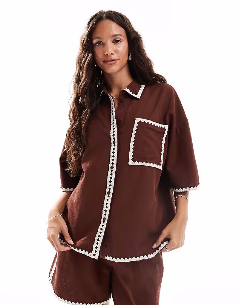Рубашка свободного кроя шоколадного цвета с контрастной строчкой Vero Moda
Рубашка свободного кроя шоколадного цвета с контрастной строчкой Vero Moda