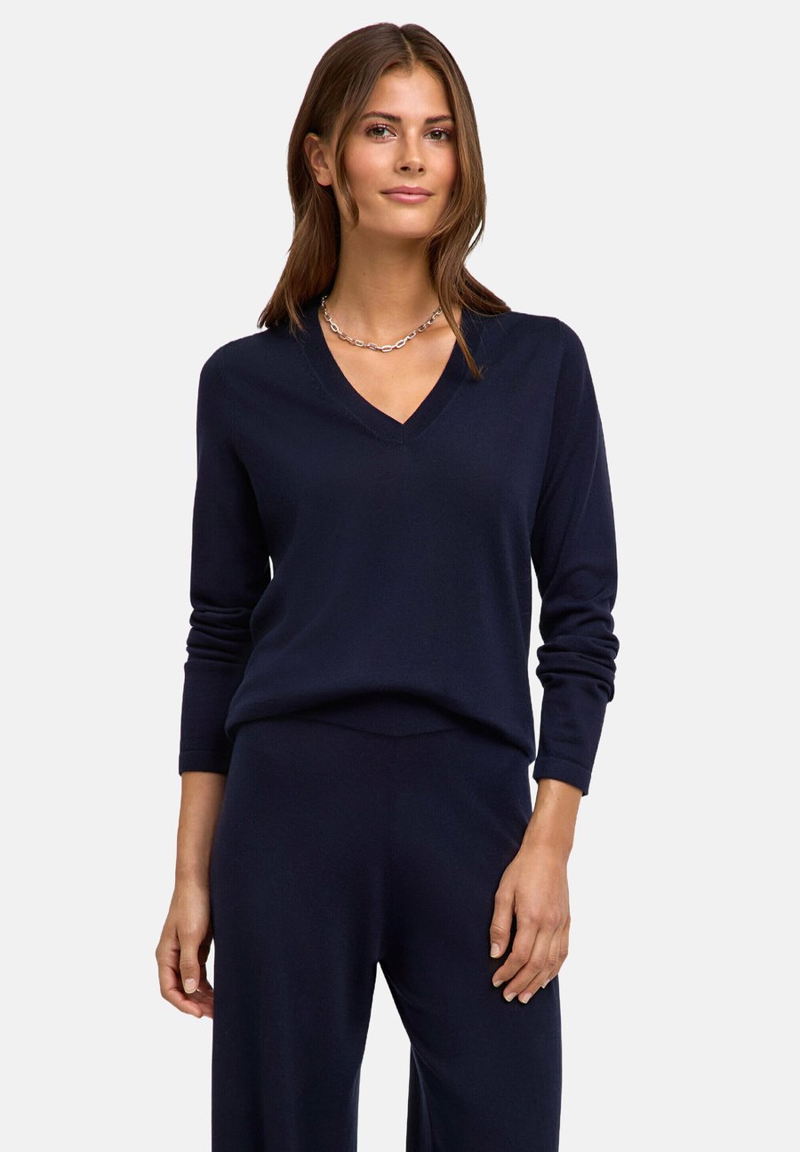 Джемпер FALKE Favorites V-Neck, Night Sky/Dark Blue
Джемпер FALKE Favorites V-Neck, Night Sky/Dark Blue