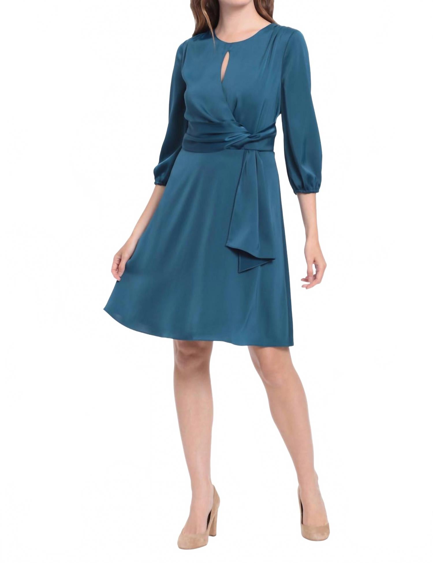 Топ с завязками на боку и застежкой-ключкой мини-платье силуэта фит-энд-флэр в мерцающем цвете морской волны London Times, Shimmering Teal
Топ с завязками на боку и застежкой-ключкой мини-платье силуэта фит-энд-флэр в мерцающем цвете морской волны London Times, Shimmering Teal