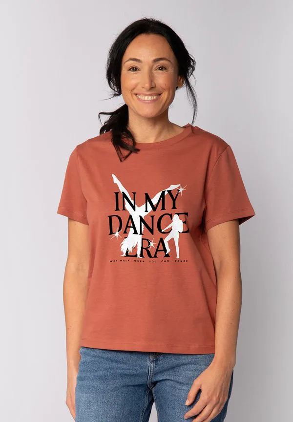 Футболка с принтом эпохи танцевальной музыки Watapparel, Heritage Brown, Коричневый, Футболка с принтом эпохи танцевальной музыки Watapparel, Heritage Brown
Футболка с принтом эпохи танцевальной музыки Watapparel, Heritage Brown, Коричневый, Футболка с принтом эпохи танцевальной музыки Watapparel, Heritage Brown