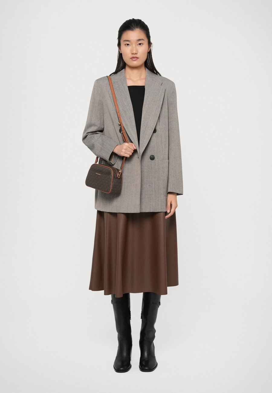 Сумка кросс-боди MICHAEL Michael Kors JET SET CAMERA BODY, Brown
Сумка кросс-боди MICHAEL Michael Kors JET SET CAMERA BODY, Brown
