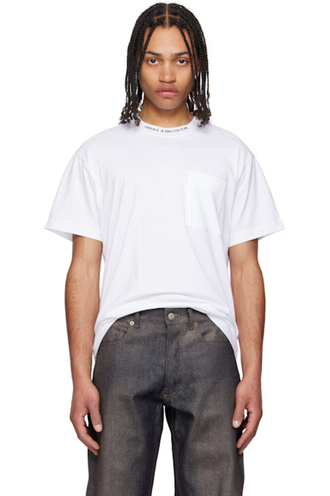 Белая футболка с логотипом на воротнике Versace Jeans Couture
Белая футболка с логотипом на воротнике Versace Jeans Couture