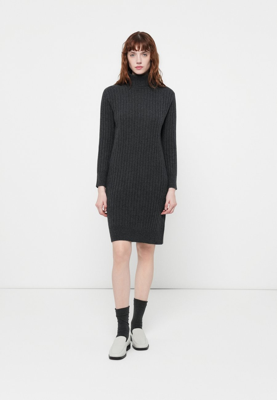 Платье pure cashmere TURTLE NECK DRESS, Graphite/Grey
Платье pure cashmere TURTLE NECK DRESS, Graphite/Grey