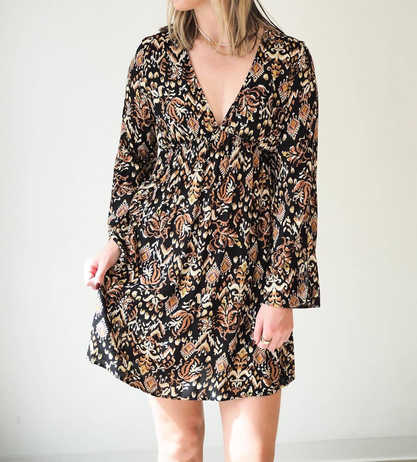 Aria мини-платье с длинным рукавом и V-образным вырезом в стиле ампир черное LOVESTITCH
Aria мини-платье с длинным рукавом и V-образным вырезом в стиле ампир черное LOVESTITCH