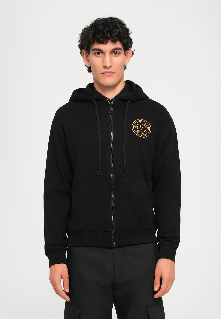Толстовка Versace Jeans Couture EMBLEM , Black/Gold-Coloured/Black
Толстовка Versace Jeans Couture EMBLEM , Black/Gold-Coloured/Black