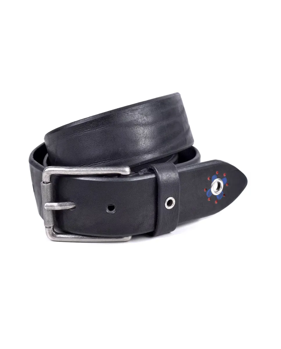 Мужской черный кожаный ремень с металлическими люверсами Miguel Bellido
Мужской черный кожаный ремень с металлическими люверсами Miguel Bellido