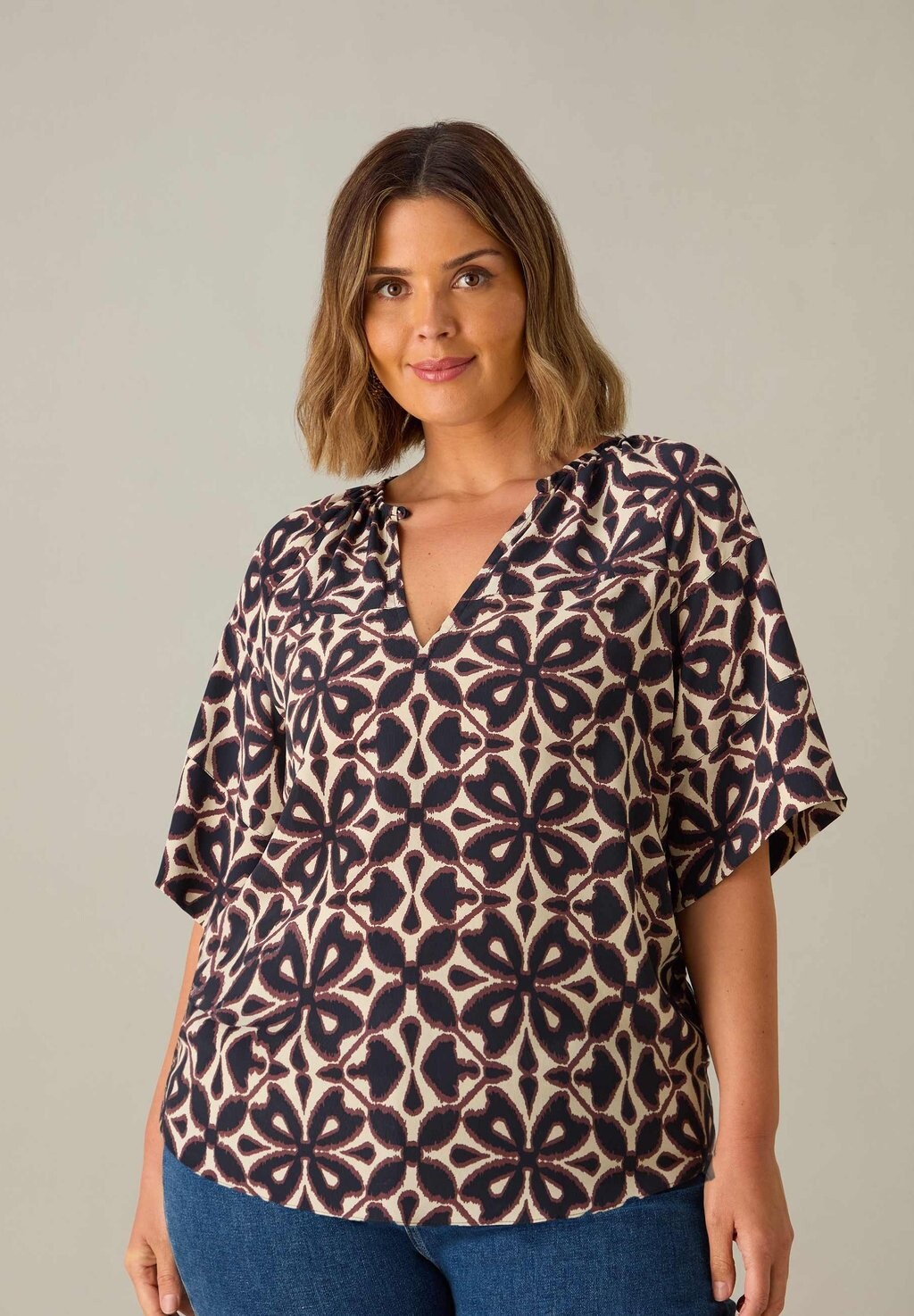 Блуза MONO GEO RAGLAN SLEEVE Live Unlimited London, черный
Блуза MONO GEO RAGLAN SLEEVE Live Unlimited London, черный