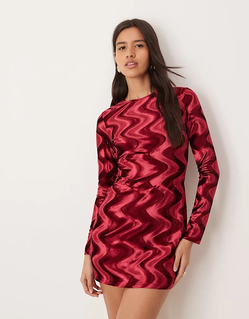 Эксклюзивное мини-платье Cecily из бархата с шевронным узором в бордовом цвете от Ghospell
Эксклюзивное мини-платье Cecily из бархата с шевронным узором в бордовом цвете от Ghospell
