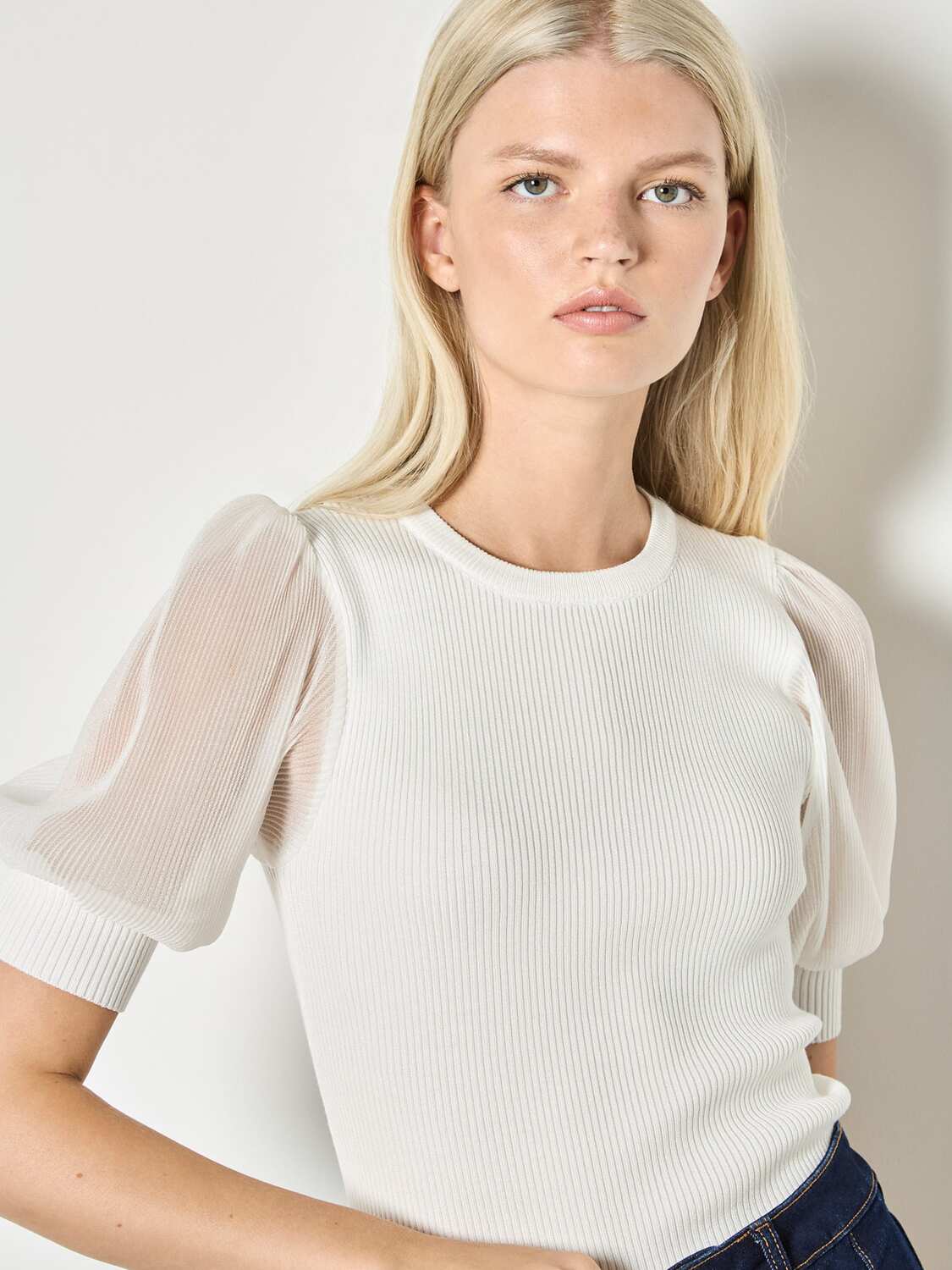 Apricot Блузка в цвете White
Apricot Блузка в цвете White