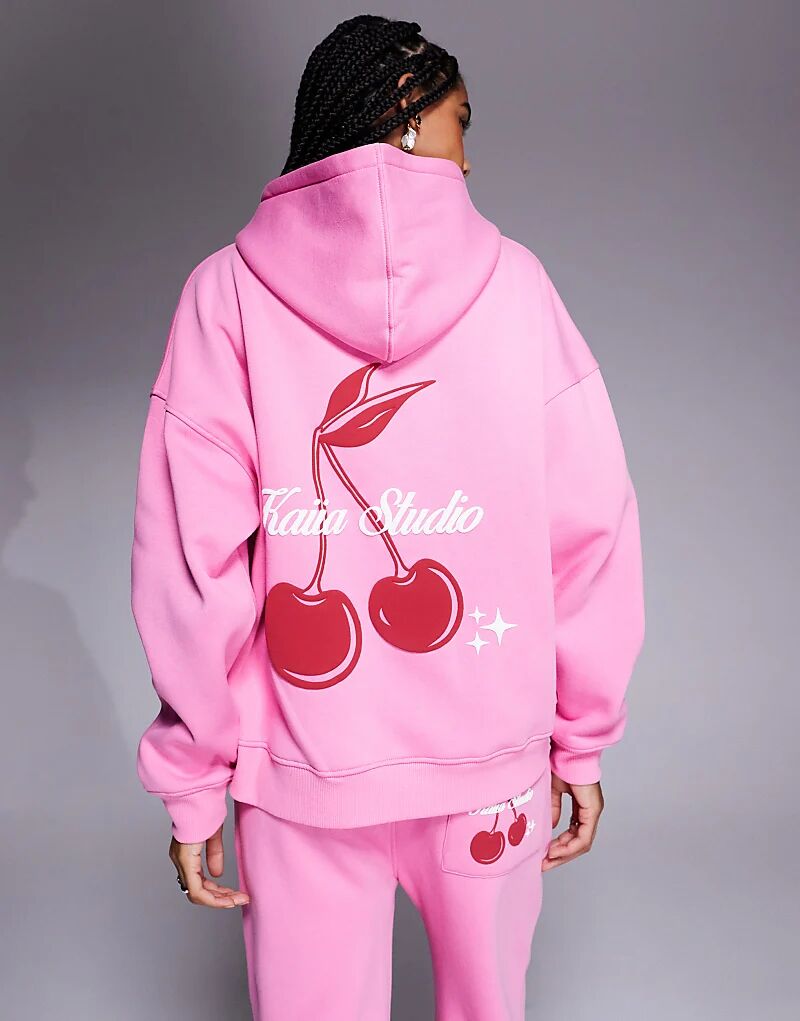 Толстовка большого размера с капюшоном Kaiia Studio с принтом вишневой спинки, насыщенного хлопка, ярко-розового цвета - BPINK
Толстовка большого размера с капюшоном Kaiia Studio с принтом вишневой спинки, насыщенного хлопка, ярко-розового цвета - BPINK