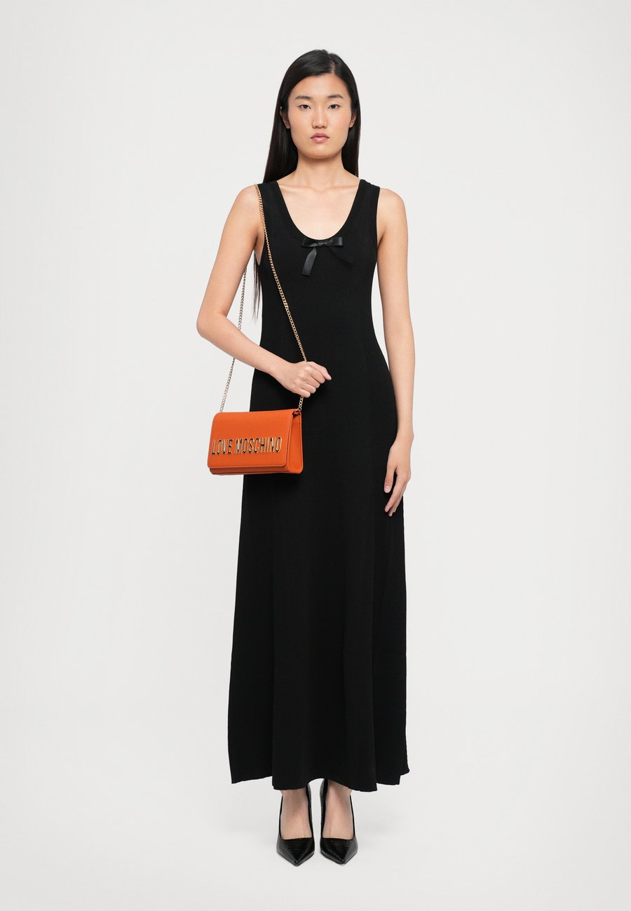 Сумка кросс-боди Love Moschino SMART DAILY BAG, Orange
Сумка кросс-боди Love Moschino SMART DAILY BAG, Orange