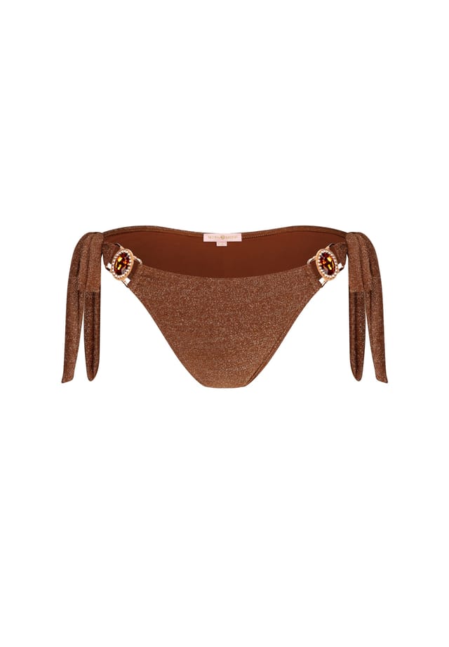 Плавки бикини Lumiere Amour с завязками по бокам и отделкой камнями Moda Minx, цвет caramel
Плавки бикини Lumiere Amour с завязками по бокам и отделкой камнями Moda Minx, цвет caramel
