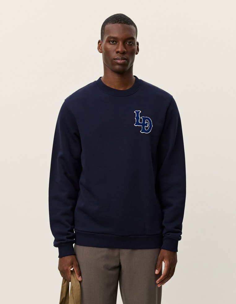 Толстовка Les Deux BRADY PATCH, Dark Navy Blue/Dark Blue
Толстовка Les Deux BRADY PATCH, Dark Navy Blue/Dark Blue