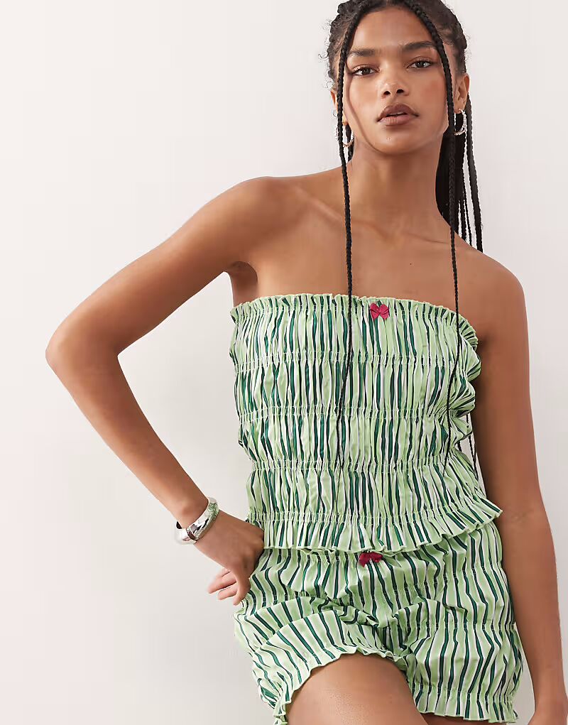 COLLUSION присборенный топ-бандо в зеленую полоску
COLLUSION присборенный топ-бандо в зеленую полоску