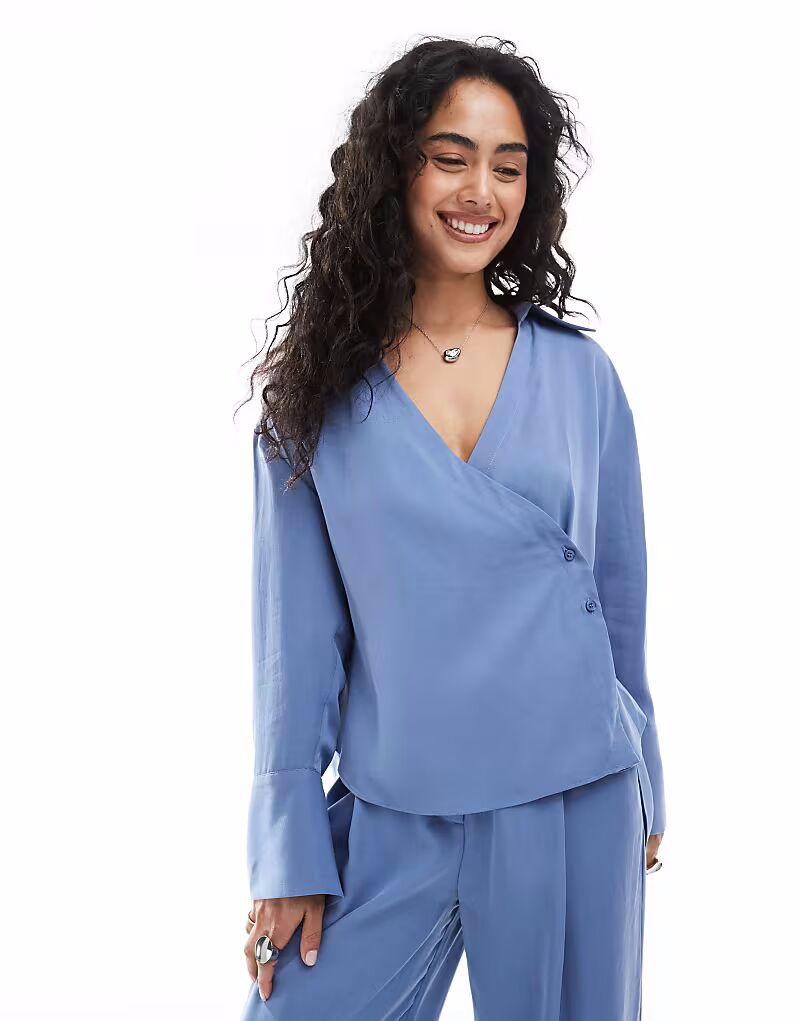 Рубашка из лиоцелла ASOS DESIGN синего цвета с завязками и запахом
Рубашка из лиоцелла ASOS DESIGN синего цвета с завязками и запахом