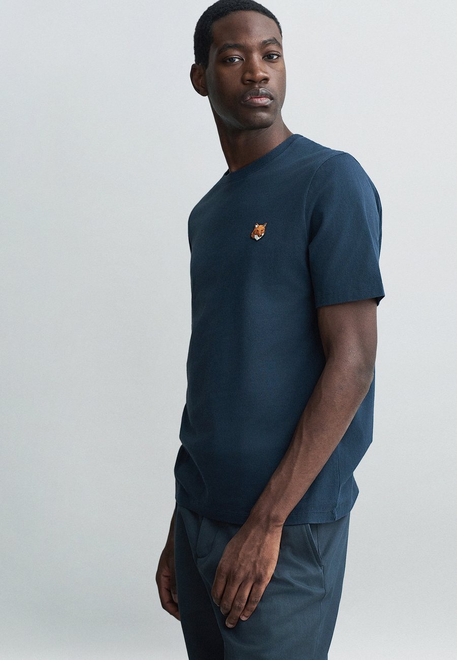 Футболка Maison Kitsuné FOX HEAD REGULAR TEE, Classic Navy/Dark Blue, Синий, Футболка Maison Kitsuné FOX HEAD REGULAR TEE, Classic Navy/Dark Blue
Футболка Maison Kitsuné FOX HEAD REGULAR TEE, Classic Navy/Dark Blue, Синий, Футболка Maison Kitsuné FOX HEAD REGULAR TEE, Classic Navy/Dark Blue