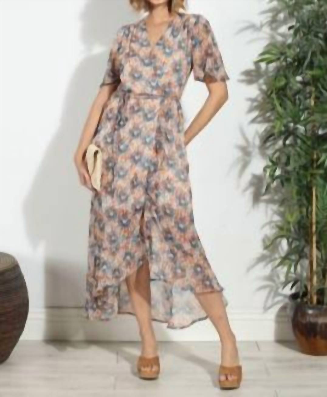 Платье-халат с оборками в цвете Serina Veronica M
Платье-халат с оборками в цвете Serina Veronica M