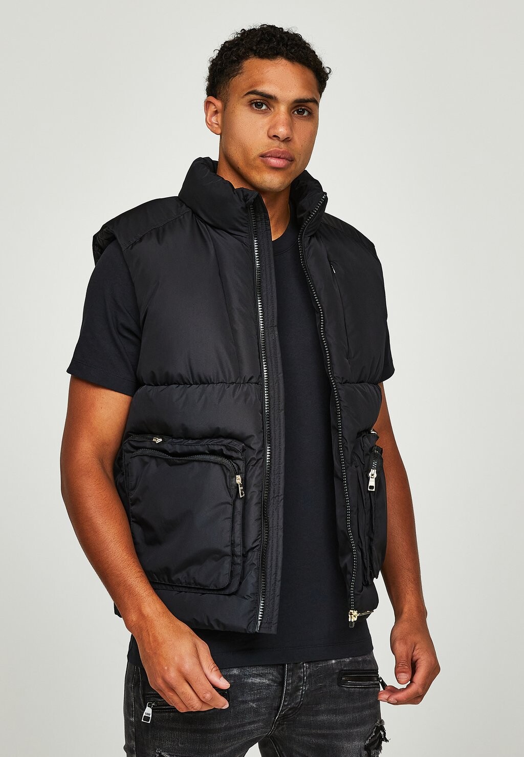 Жилет ROMAREZ PUFFER GILET Glorious Gangsta, черный 
Жилет ROMAREZ PUFFER GILET Glorious Gangsta, черный