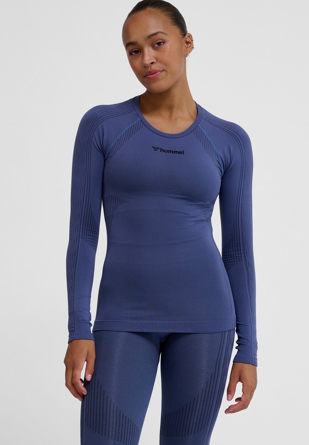 Топ с длинными рукавами SHAPING SEAMLESS Hummel, синий
Топ с длинными рукавами SHAPING SEAMLESS Hummel, синий