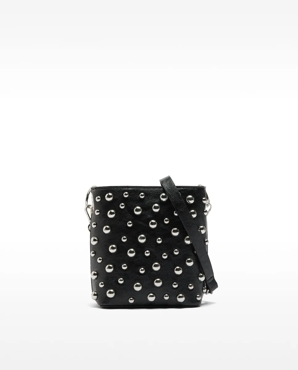 Вечерняя сумка, трансформирующаяся в сумку через плечо, с магнитной застежкой и заклепками на гладкой поверхности Parfois
Вечерняя сумка, трансформирующаяся в сумку через плечо, с магнитной застежкой и заклепками на гладкой поверхности Parfois