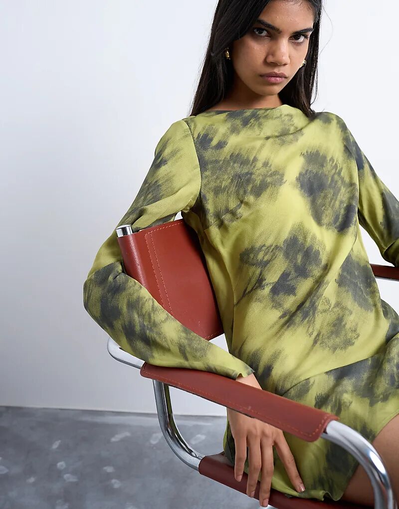 Мини-платье Topshop с разрезом на горловине и размытым зеленым принтом
Мини-платье Topshop с разрезом на горловине и размытым зеленым принтом