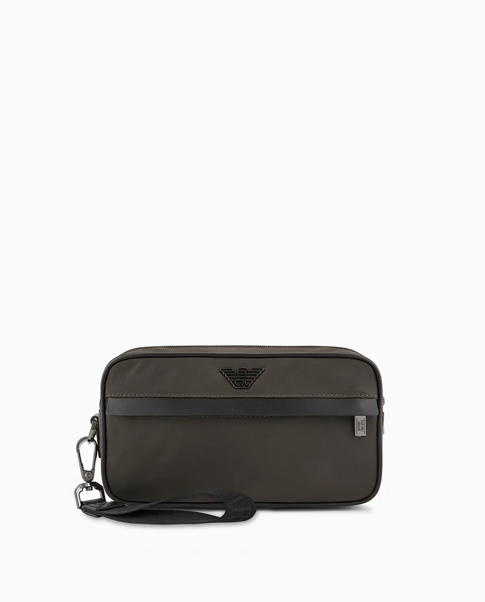 Мужская косметичка из нейлона. Металлический логотип орла Emporio Armani, зеленый
Мужская косметичка из нейлона. Металлический логотип орла Emporio Armani, зеленый