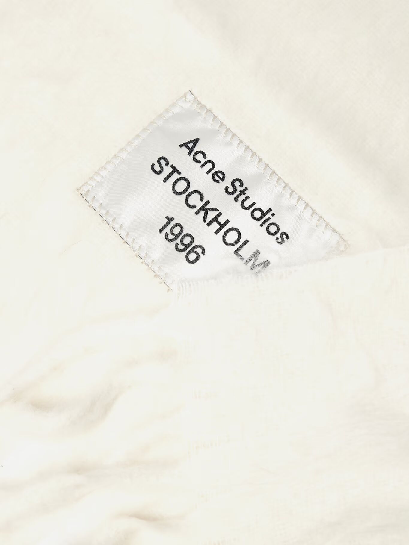 Шарф из шерсти альпаки с аппликацией в виде логотипа Viper и бахромой ACNE STUDIOS, белый 
Шарф из шерсти альпаки с аппликацией в виде логотипа Viper и бахромой ACNE STUDIOS, белый