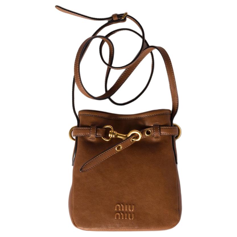 MIU MIU Кожаная ведерка, Женская сумка через плечо Дубовый коричневый
MIU MIU Кожаная ведерка, Женская сумка через плечо Дубовый коричневый